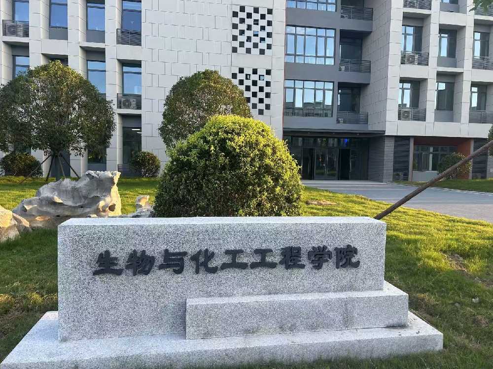 吴川市扬州职业大学体育场高杆灯项目